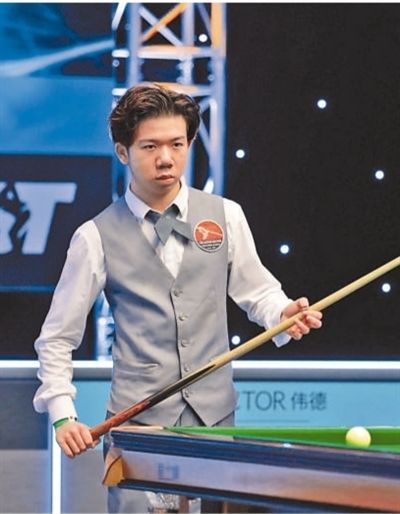 他用闪电般 他用闪电般