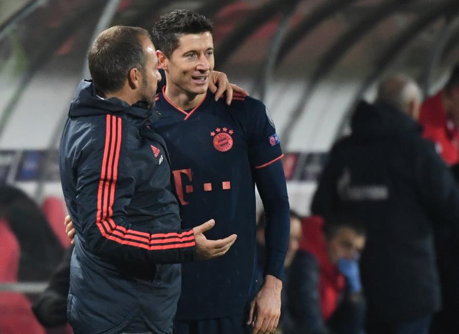 她以一人一 她以一人一